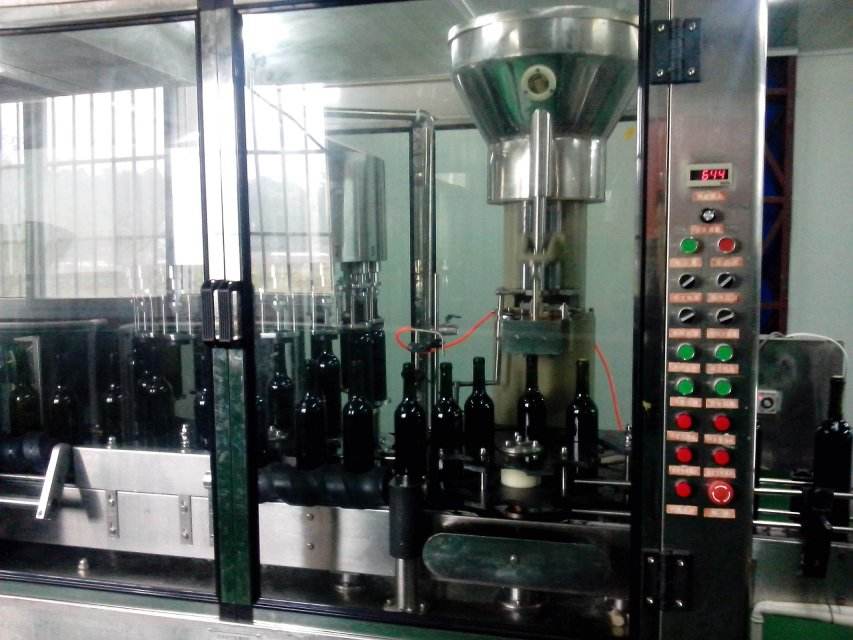 河南百冠機械小型自動全套葡萄飲料生產(chǎn)線設(shè)備果汁加工定制廠家